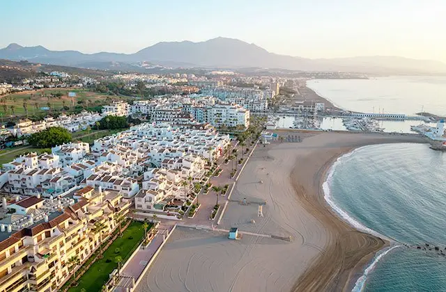 Luchtfoto Manilva met stranden, haven en nieuwbouwproject Horizon Views